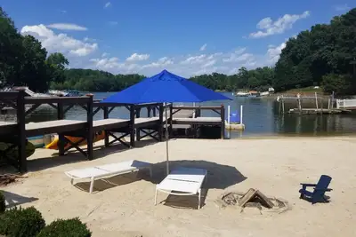 Image de Luxury Lake Living, plage de sable blanc, piscine, quai pour bateaux, J. Nicklaus Golf Course