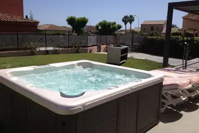 Image de Grande Villa 175m2, Spa 5 places, entre Vignes et Plage St Cyr les Lecques