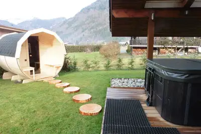 Image de Chalet renové à la Montagne jacuzzi-sauna