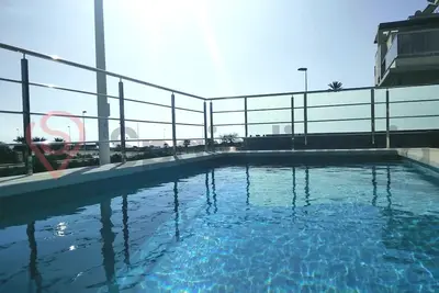 Image de Villa de plage et piscine étonnante à seulement 150 mètres de la plage.