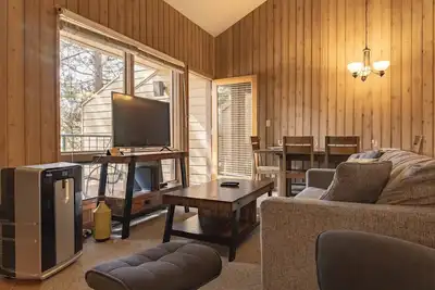 Image de Condo privé d'une chambre à coucher à Bend w / Loft et foyer au gaz