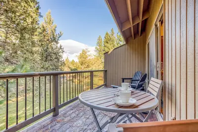 Image de Condo privé d'une chambre à coucher à Bend w / Loft et foyer au gaz