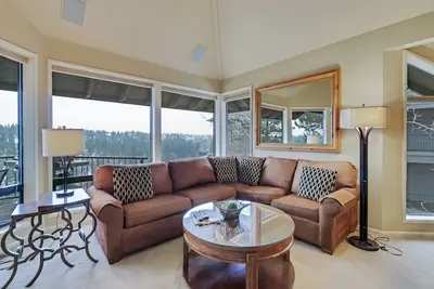 Image de Condo privé de deux chambres avec vue sur la rivière à Bend avec foyer au gaz et accès au centre de remise en forme.