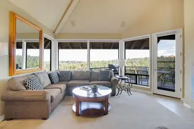 Image de Condo privé de deux chambres avec vue sur la rivière à Bend avec foyer au gaz et accès au centre de remise en forme.