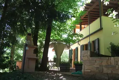 Appartement très bien meublé avec terrasse, très calme. F.