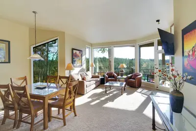 Image de Enjoy Deschutes River Views from Beautiful 1-Bedroom Mt. Bachelor Village Condo!