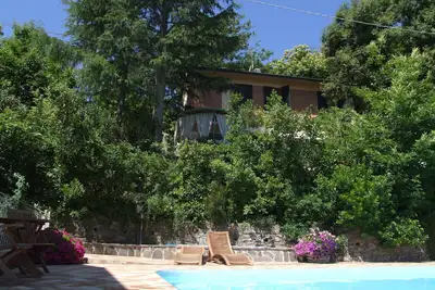 Bel appartement avec terrasse au rez-de-chaussée d'une petite villa. E.