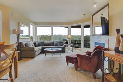 Image de Condo privé d'une chambre à coucher à Bend avec foyer au gaz et accès au centre de remise en forme.