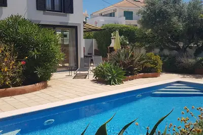 Image de Charmante petite maison avec 2 + 1 chambres et piscine communautaire