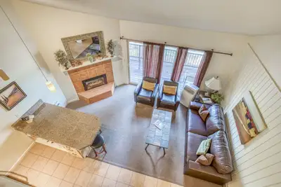 Image de Condo privé d'une chambre à coucher à Bend w / Loft et foyer au gaz