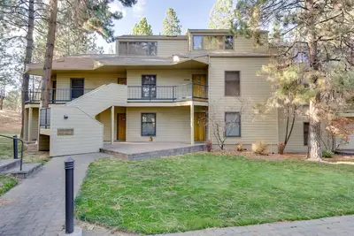 Image de Condo privé d'une chambre à coucher à Bend w / Loft et foyer au gaz