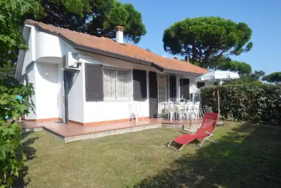 Image de Villa rénovée au rez-de-chaussée avec grand jardin dans zone exclusive