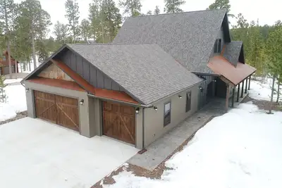 Image de Incroyable nouvelle cabane rustique moderne de 3 chambres près de Deadwood et du clubhouse!
