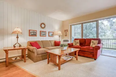 Image de Profitez de Bend de ce Condo au Premier Étage Avec Foyer au gaz et Accès à un Centre de Remise en Forme