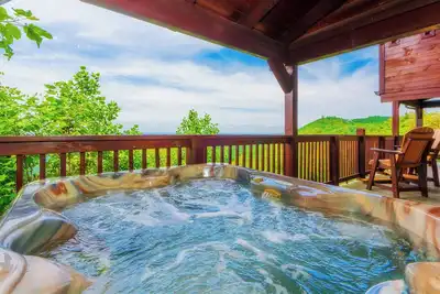 Image de Une escapade à Grandview: des vues spectaculaires! Nouvelle construction, équipements haut de gamme, bain à remous, à proximité des attractions!