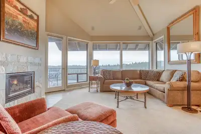 Image de Condo privé de trois chambres avec vue sur la rivière à Bend avec foyer au gaz et bain à remous