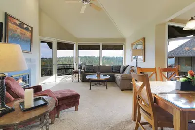 Image de Condo privé de deux chambres avec vue sur la rivière à Bend avec foyer au gaz et accès au centre de remise en forme.