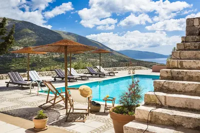 Image de Spacieuse villa isolée avec une vue magnifique près du village