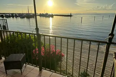 Image de Votre propre coucher de soleil depuis notre propre balcon privé directement sur la baie