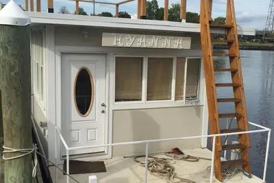 Image de Péniche Hyanna - Petite maison flottante - Centre-ville de Providence