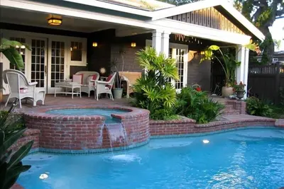 Image de Maison d'été spacieuse classique avec piscine près de la plage