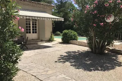 Image de Maison proche Tour Magne dans parc arboré avec piscine