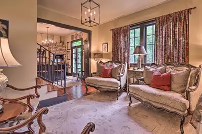 Image de Nouveau! Historic Saluda Cottage, à pied de la rue principale!