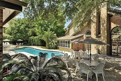 Image de Magnifique condo avec piscine géniale, fauteuil de massage!