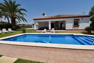 Image de Villa avec piscine privée à Chiclana de la Frontera, Andalousie, Espagne pour 8 personnes