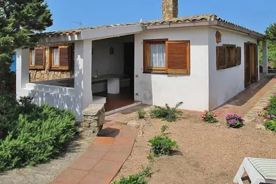Villa à quelques pas de la mer, entouré par un jardin avec des arbres, des plantes et des fleurs
