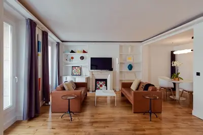 Image de Faubourg / Elysées, un élégant appartement de deux chambres dans le meilleur quartier commerçant de Paris.