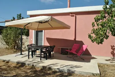 Image de Maison Ă Azienda Agricola a Villacidro en Sardaigne au milieu d'orangers et d'oliviers centenaires.