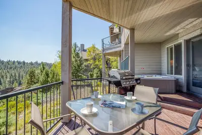 Image de Condo privé d'une chambre à coucher à Bend avec foyer au gaz et accès au centre de remise en forme.