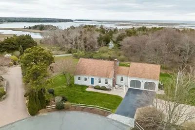 Image de Eastham, 4br, sauvegarde jusqu'à la côte nationale, vue sur l'eau de la baie de Salt Pond