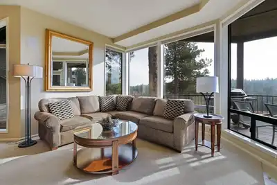 Image de Condo privé d'une chambre à coucher à Bend avec foyer au gaz et accès au centre de remise en forme.