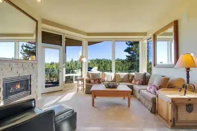 Image de Condo privé de deux chambres avec vue sur la rivière à Bend avec foyer au gaz et accès au centre de remise en forme.