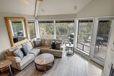 Image de Condo privé de trois chambres avec vue sur la rivière à Bend avec foyer au gaz et bain à remous