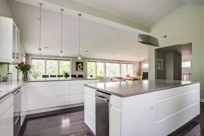 Image de Brand New Maison moderne privée à Newton (avec piscine) (été)
