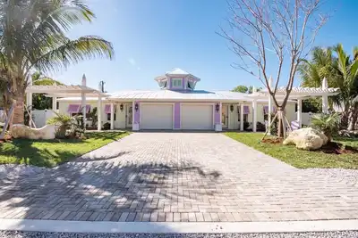 Image de Accueil de luxe sur la plage! Belle vue, piscine privée chauffée avec cascade, porches à tous les niveaux