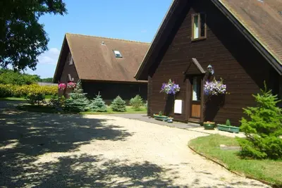 Image de Hardy Chalet Chalet de style scandinave dans une ferme laitière en activité
