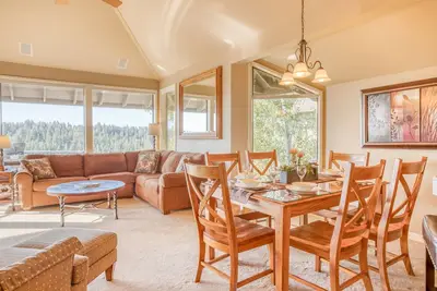 Image de Condo privé de deux chambres avec vue sur la rivière �� Bend avec foyer au gaz et accès au centre de remise en forme.