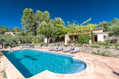 Image de Oliveraie Carasse, vieux mas dans une oliveraie avec piscine
