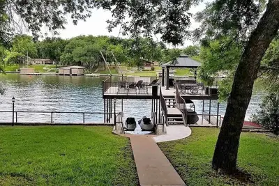 Image de Lbj Open Water Home avec ponton Ă 2 niveaux et corde