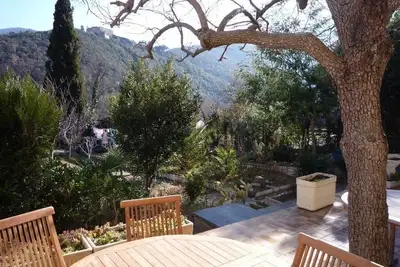 Image de Rez-de-jardin plein sud avec terrasse de 35m2 sans vis a vis.