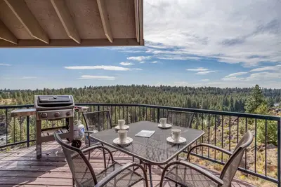 Image de Condo privé de deux chambres avec vue sur la rivière à Bend avec foyer au gaz et accès au centre de remise en forme.