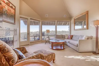 Image de Condo privé de deux chambres avec vue sur la rivière à Bend avec foyer au gaz et accès au centre de remise en forme.