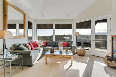 Image de Condo privé de deux chambres avec vue sur la rivière à Bend avec foyer au gaz et accès au centre de remise en forme.