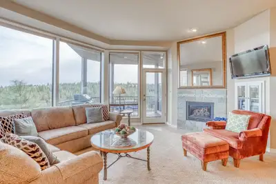 Image de Condo privé d'une chambre à coucher à Bend avec foyer au gaz et accès au centre de remise en forme.