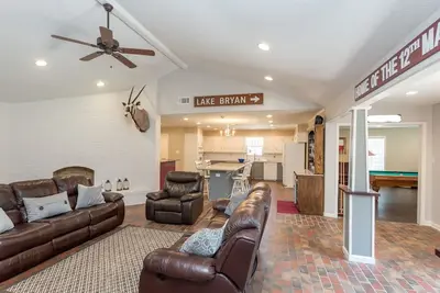 Image de Retraite De Graduation! 5 minutes de Reed Arena, parfait pour se divertir!