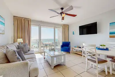 Image de Condo lumineux, vue sur le golfe avec balcon et piscine / salle de gym lagon partagée - à quelques pas de la plage!